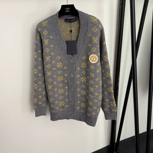 Style No. 20256925 Lv* New Monogram Logo Embroidered Badge V-neck Long-sleeved W