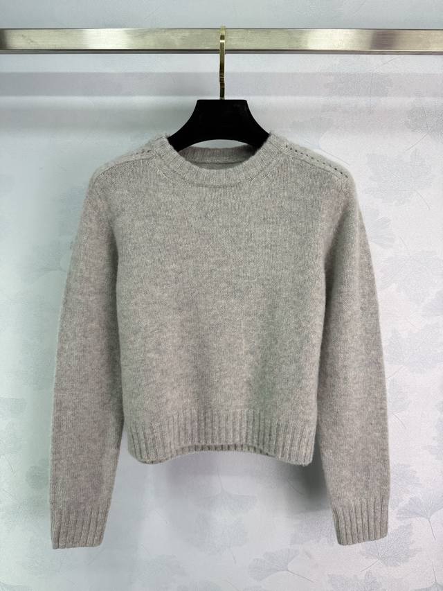 Ce*25 Autumn/Winter New High-Grade Grey Crew Neck Sweater. Made with imported wo