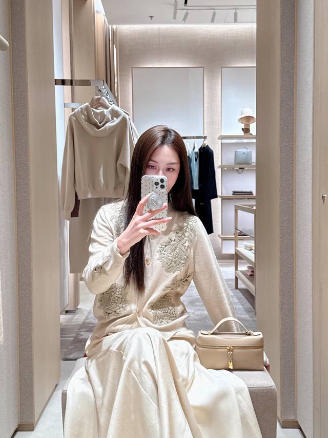 Loro Pi*Na 25Fw Autumn/Winter New Thistle Embroidery Crew Neck Cashmere Cardigan