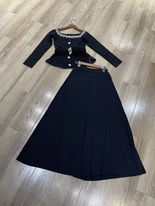 New Off-the-shoulder beaded top and skirt set, S/ml.