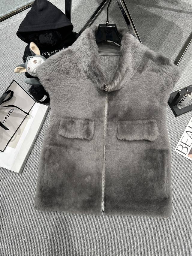 Fend* 2025 Autumn/Winter New Style Shearling Vest. Features a lapel design and s