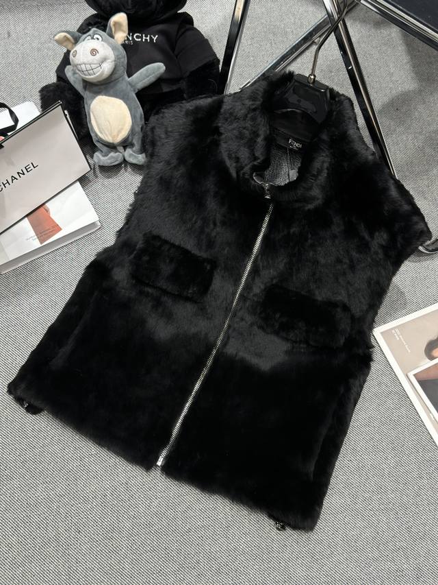 Fend* 2025 Autumn/Winter New Style Shearling Vest. Features a lapel design and s