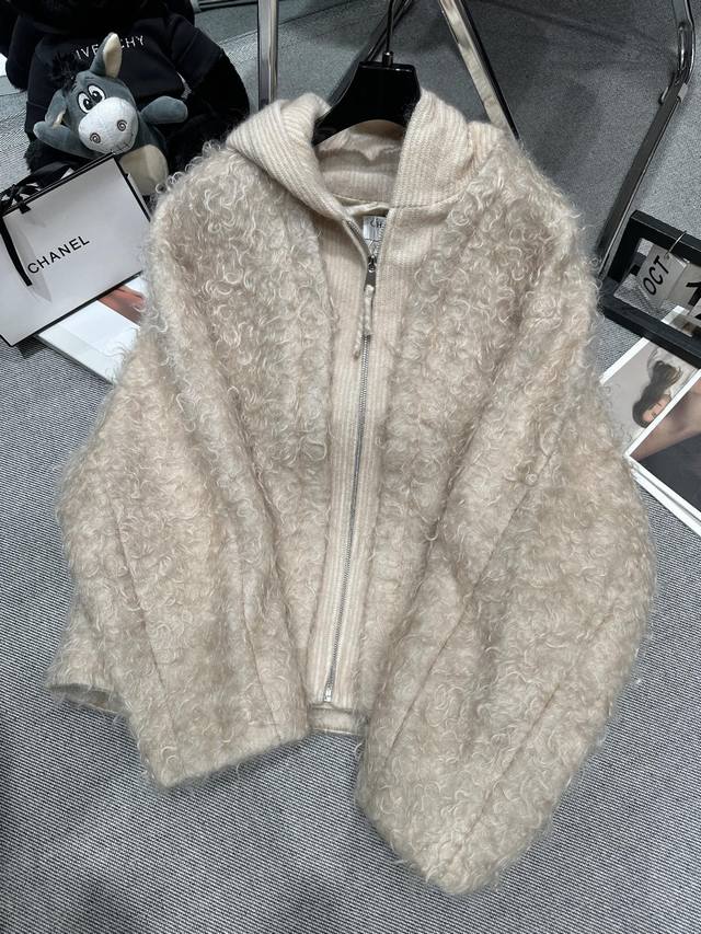 Chanel* 2025 Fall/Winter New Mohair Coat. The overall fit is loose and casual, w
