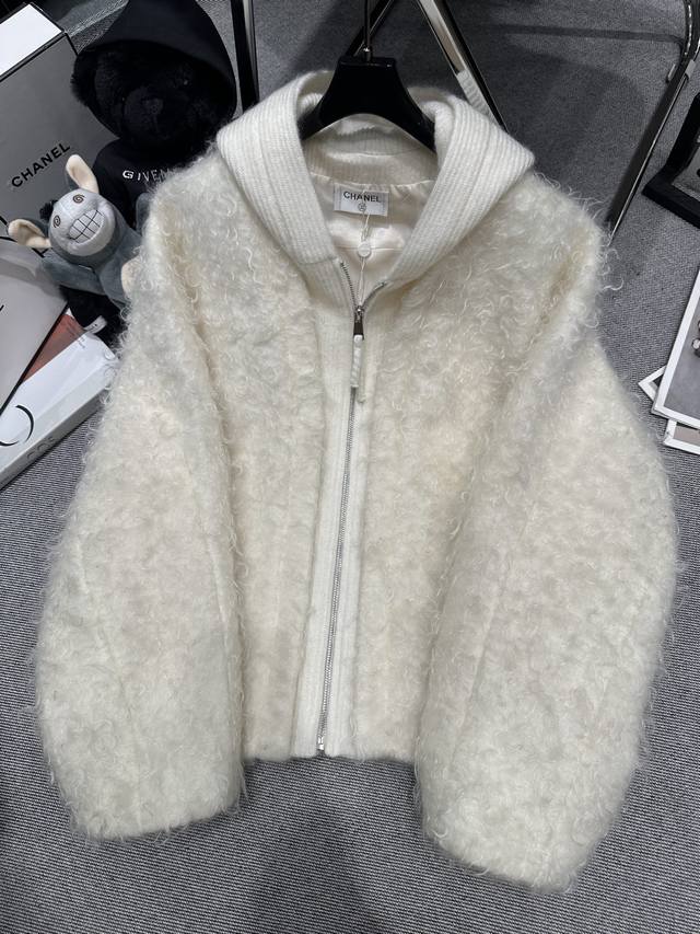 Chanel* 2025 Fall/Winter New Mohair Coat. The overall fit is loose and casual, w