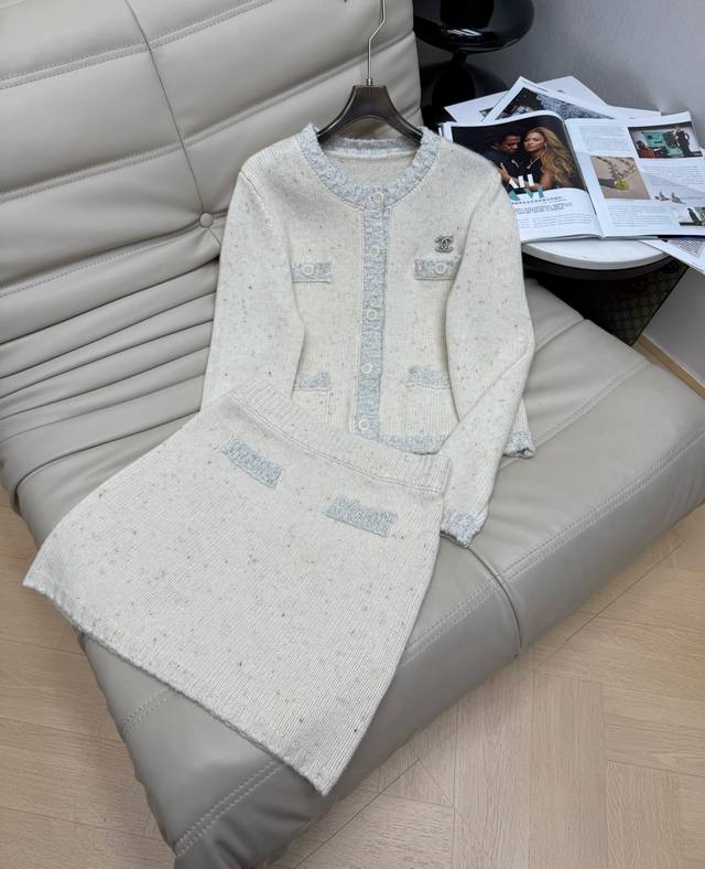 2620 Autumn/Winter Newest Style Chanel-inspired Color-blocked Round Neck Top and