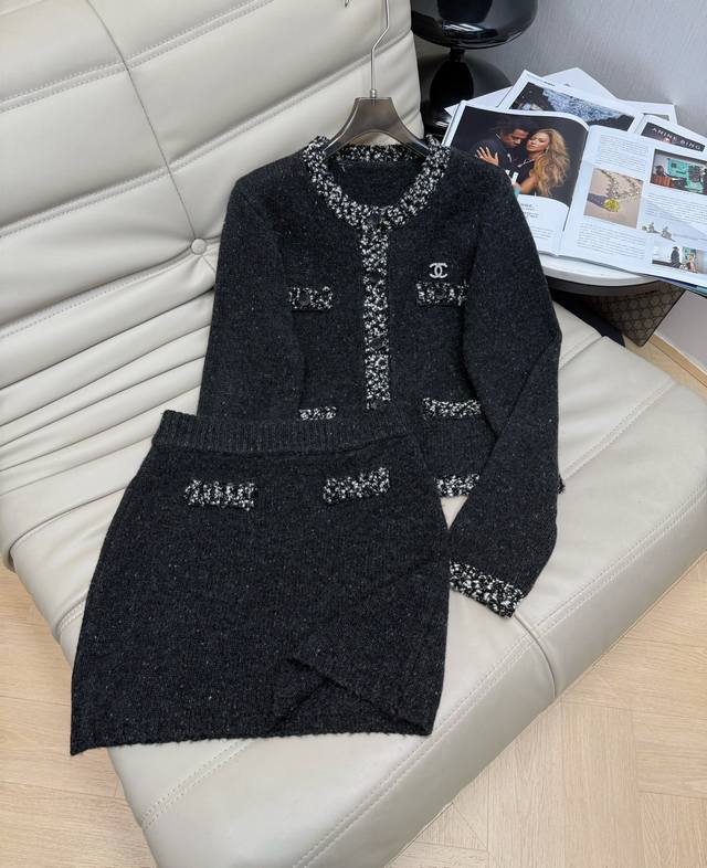 2620 Autumn/Winter Newest Style Chanel-inspired Color-blocked Round Neck Top and