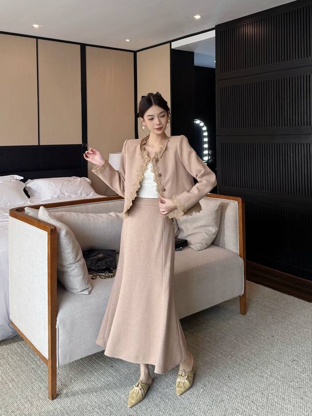 Set Autumn/Winter New Arrival: Tweed Short Jacket + Skirt Combination. The colla