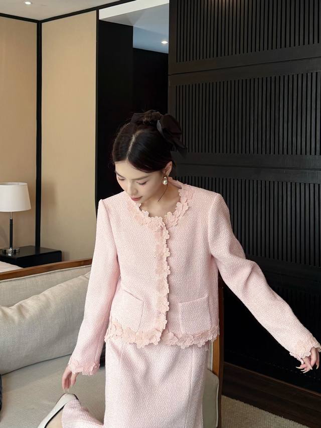 Set Autumn/Winter New Arrival: Tweed Short Jacket + Skirt Combination. The colla