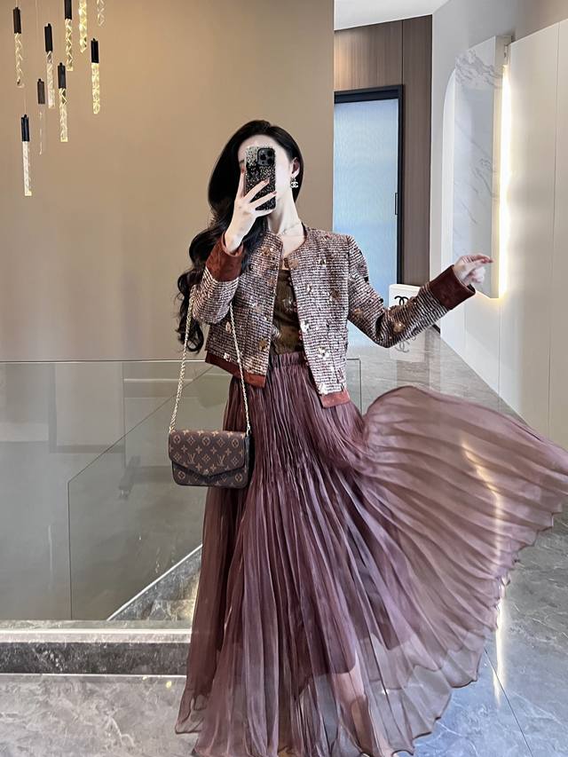 Jacket 70s Fall/Winter Luxurious and Elegant Gold-Plated Chanel-Style Jacket. Ex