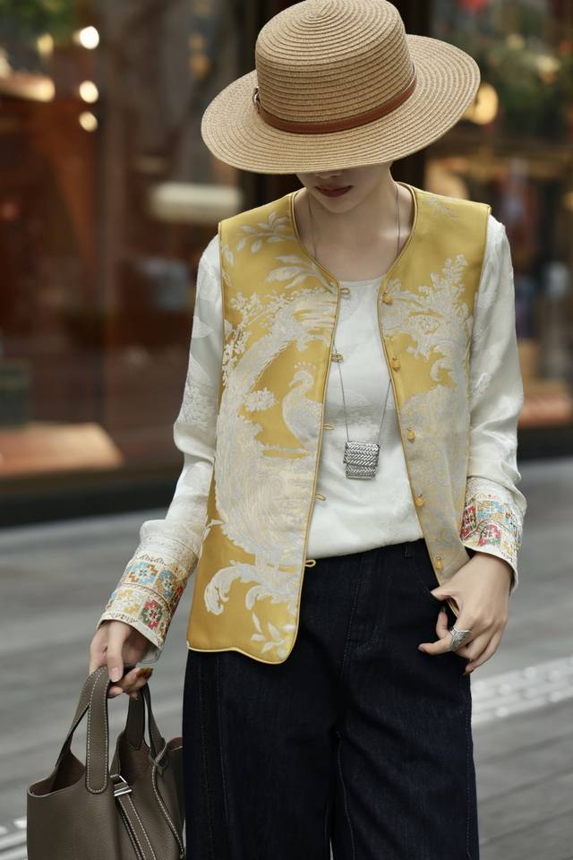 Jacket Golden Phoenix Jacquard Reversible Vest. The gold-woven technique outline