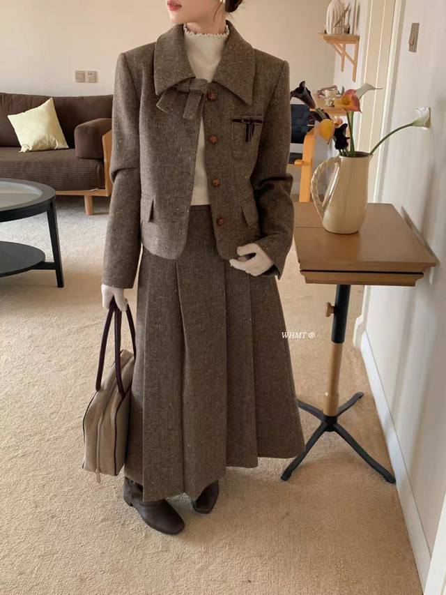 Set Hot Recommendation: A luxurious and sophisticated two-piece set in a Chanel-