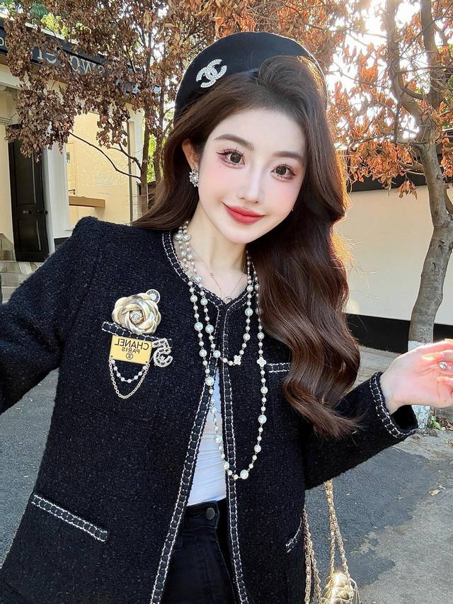 Coat A luxurious and elegant tweed coat with a down lining. The effortless elega