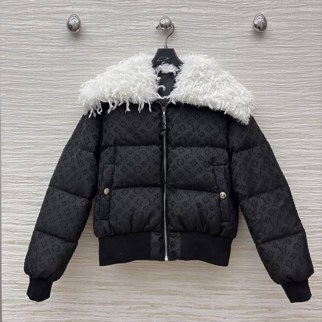 L brand subtle embossed short down jacket with an all-over understated print. Th