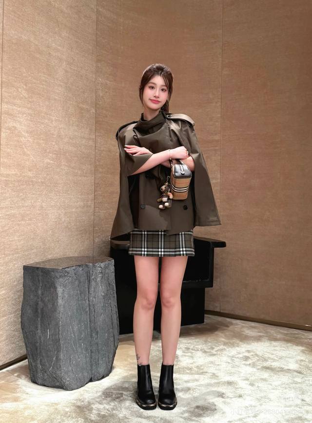 Burberr* New classic Burberr plaid double-breasted cape coat with lining and loo