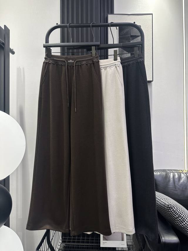 Alo - New wide-leg pants with wavy lace trim at the waist, made of composite woo