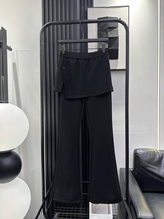 Bottega Veneta's popular style continues the trend of irregular layered faux two