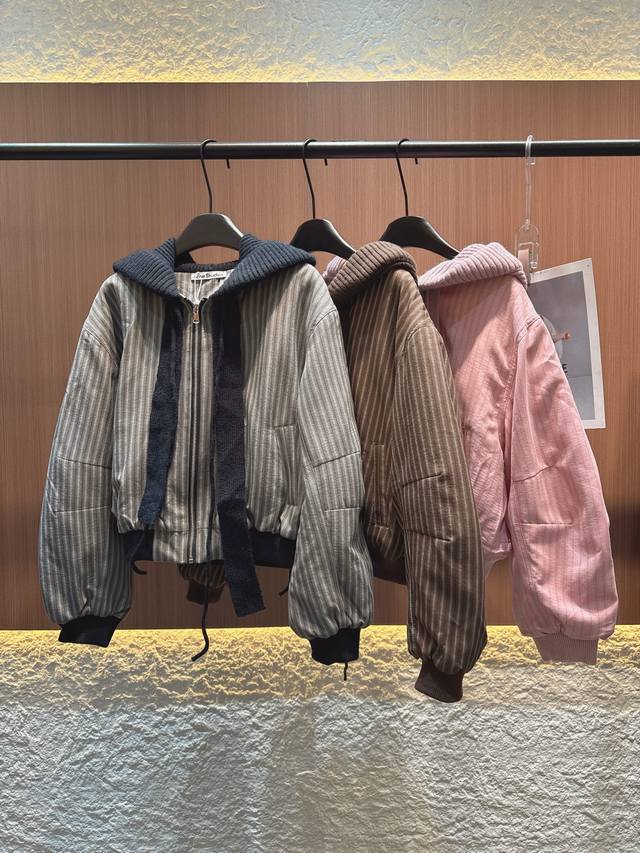 Acne 2025 Fall/Winter New Short Hooded Jacket, with a cleverly designed silhouet