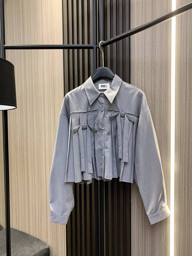 Mm6 2025 Autumn/Winter New Bow-Tie Shirt. A modern shirt with a simple yet styli