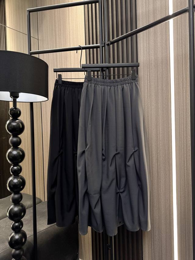 Enfold 2025 Autumn/Winter New Elastic Waist Retro Pleated Midi Skirt. Featuring