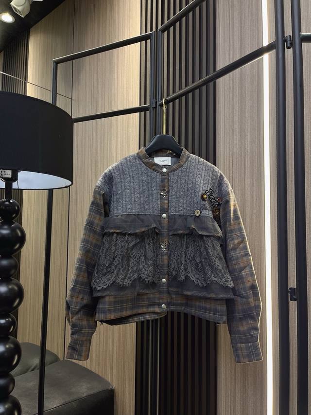 Isabel: Warmth and gentleness coexist! This 30% wool, 70% cotton coat with lace