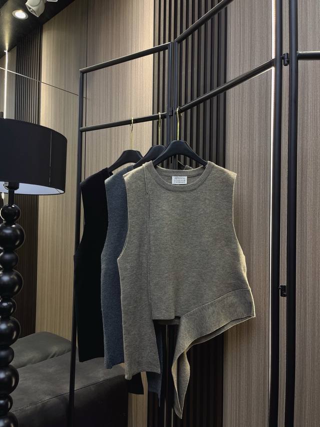 Magella New Arrival! Magella 70% Wool & 30% Cotton Blend Vest with a stylish irr