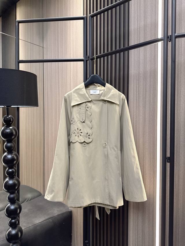 Isabelle's 2025 Autumn/Winter new collection features an elegant hollow-out patc