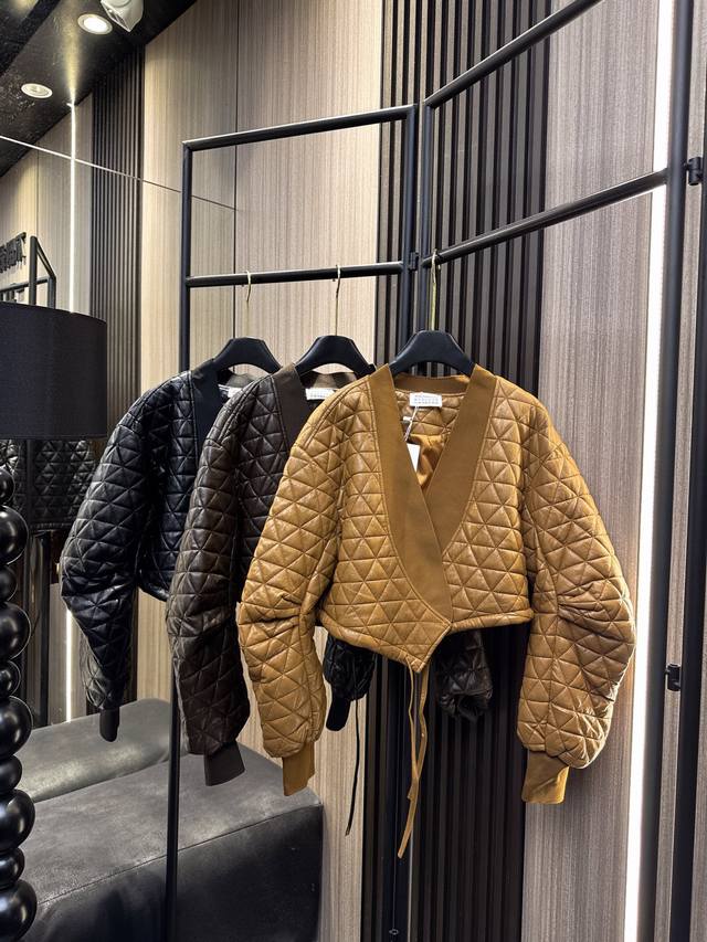 Magira's 2025 Autumn/Winter new protein leather triangular plaid coat is here! T