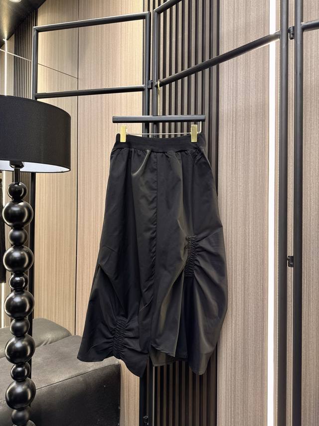 Loewe 2025 Fall/Winter New Arrival! This asymmetrical pleated elastic waist skir