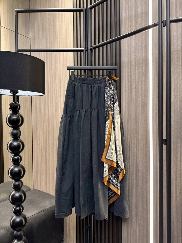 Qoy's 2025 Autumn/Winter new arrival features a soft silk scarf paired with a pl