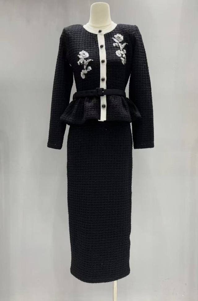 2025 Autumn/Winter New Classic Black Elegant Sequin Embroidered Knit Dress (Ddd)