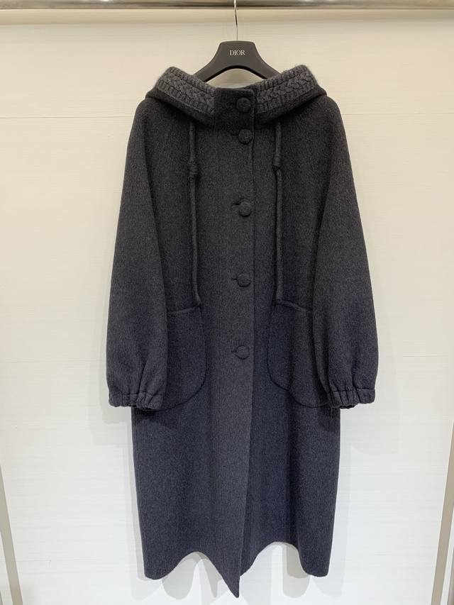 L This old-fashioned double-faced cashmere hooded coat is made of 10% cashmere,
