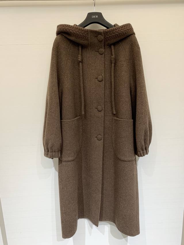 L This old-fashioned double-faced cashmere hooded coat is made of 10% cashmere,