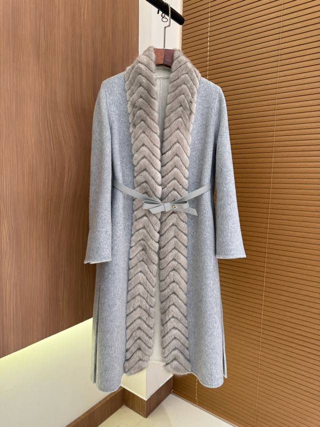 L This year's best-selling 100% cashmere coat is finally back in stock! The excl