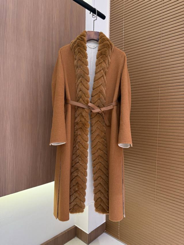 L This year's best-selling 100% cashmere coat is finally back in stock! The excl