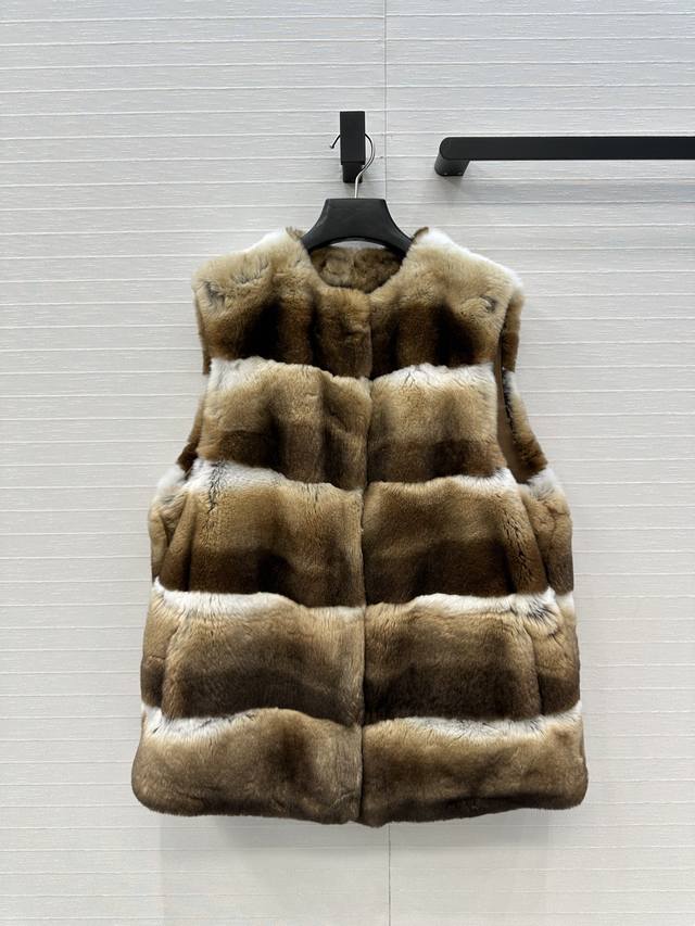 Exclusive first release: Blue and purple rabbit fur vest, featuring alternating