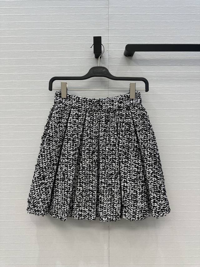 Highly recommend Balma**25's new French-style black and white tweed pleated midi