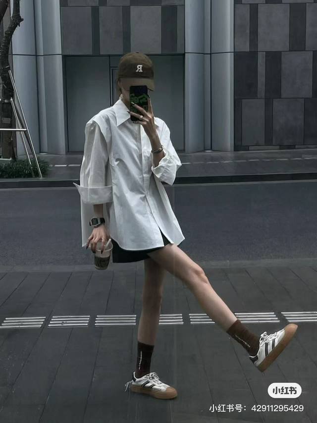 Unique, high-end, minimalist, relaxed, and casual pure white long-sleeved shirt.