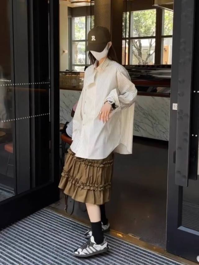 French-style striped long-sleeved shirt with a sophisticated, chic, loose, and r