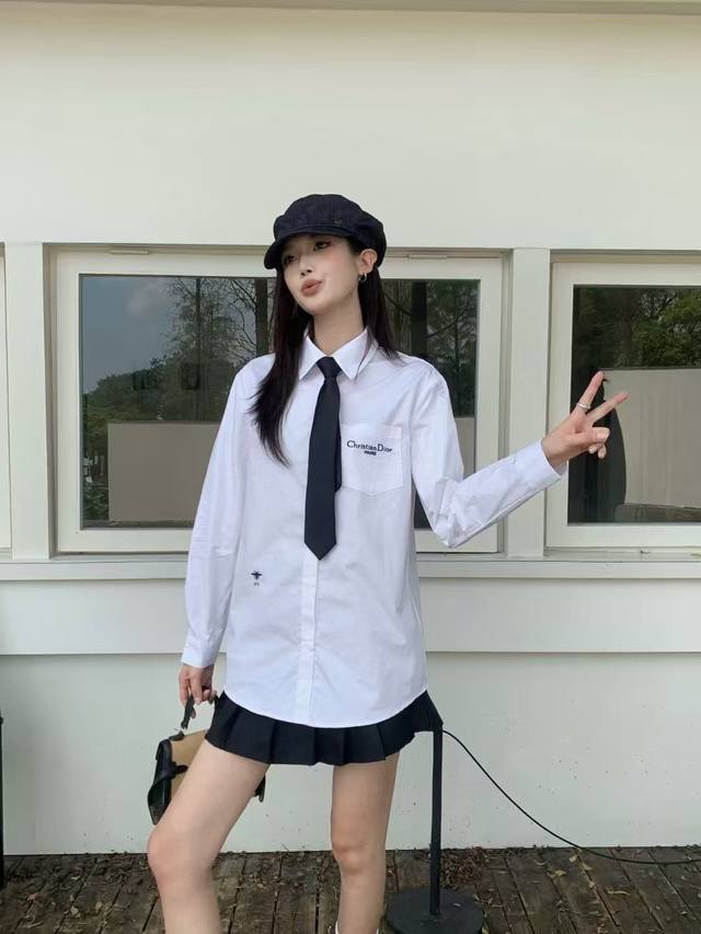 Dio* Dio brand white long-sleeved shirt with bee embroidery, perfect for layerin