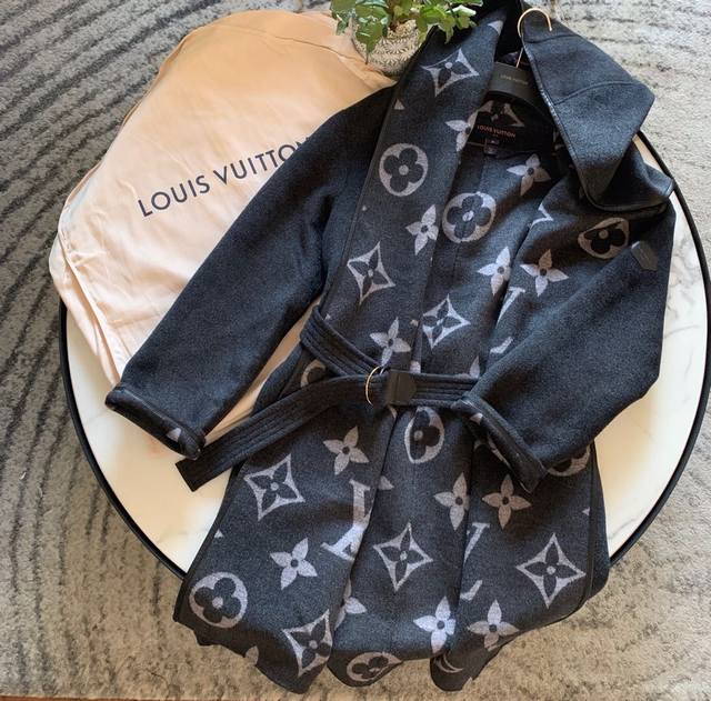 Coat. A close inspection reveals its quality: 99% wool and 1% mulberry silk. The