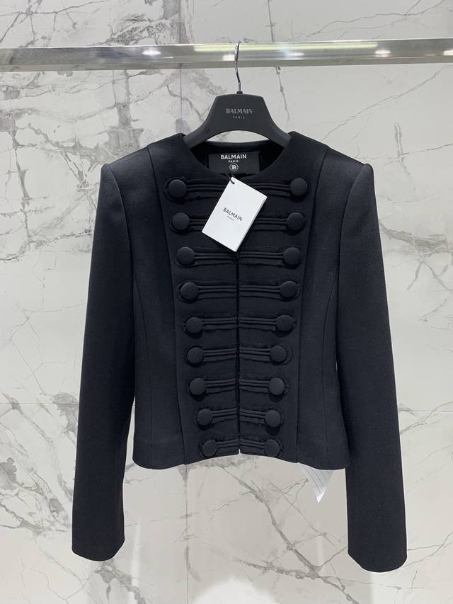 This twill wool coat from Bale is absolutely stunning! The twill wool has a supe