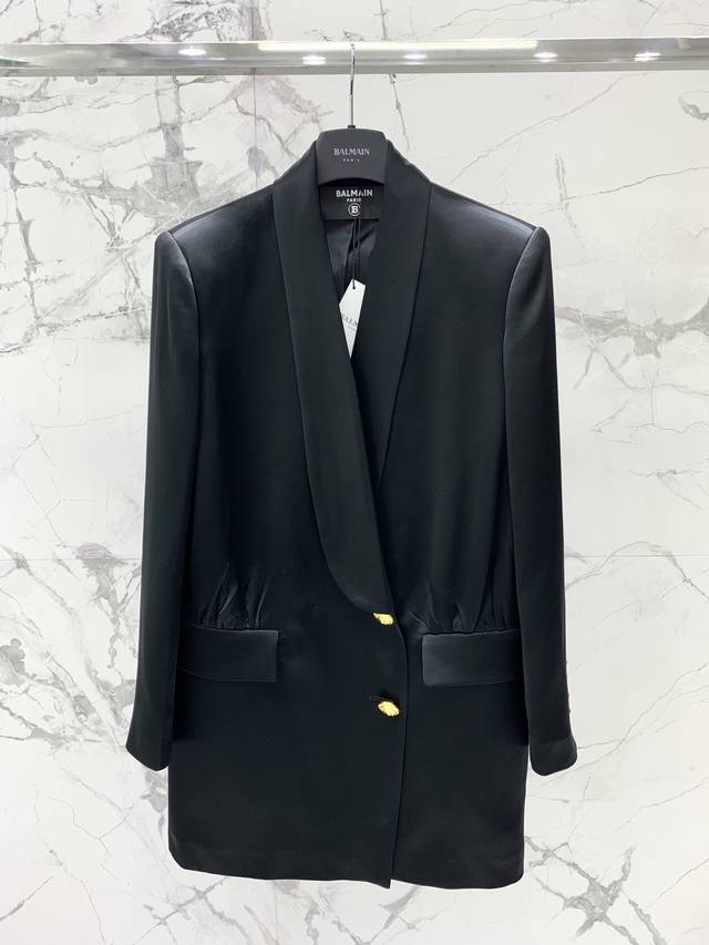 New vintage-style acetate suit dress from Bale's collection. Loose fit, three-di