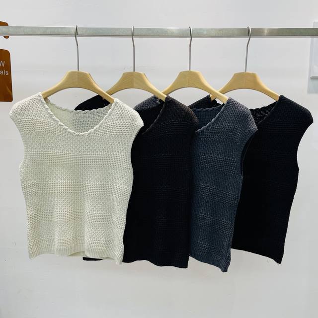 New Woven Texture Sleeveless Knit Vest with Hollowed-out Breathable Lace Trim Pu