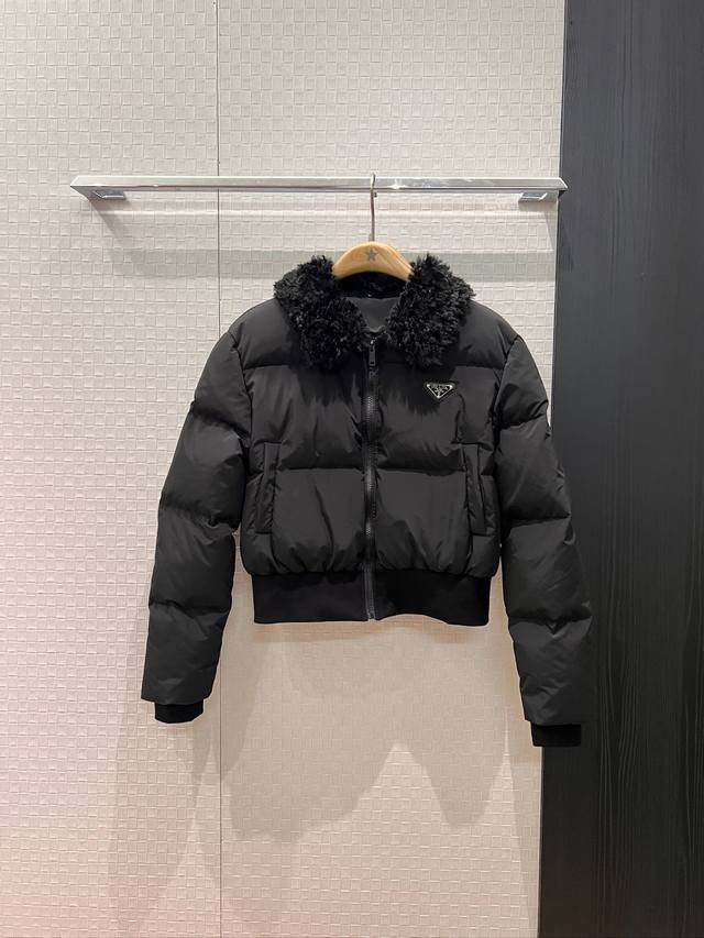 Autumn/Winter New Style Short Down Jacket with Triangular Logo Decoration on Che