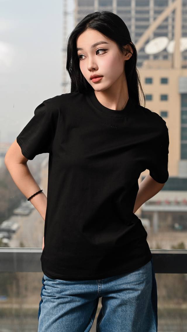 Embroidered Letter T-shirt! Cotton, two colors, sizes S, M, L, D.