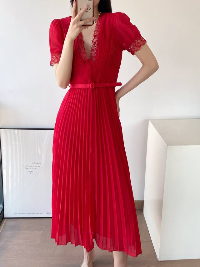 New embroidered pleated dress! Available in two colors: S, M, L, D.