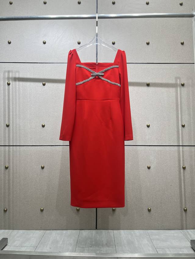 Rhinestone-studded slim-fit dress! Available in two colors: S, M, L, D.