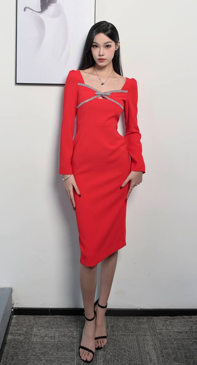 Rhinestone-studded slim-fit dress! Available in two colors: S, M, L, D.