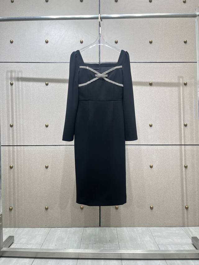 Rhinestone-studded slim-fit dress! Available in two colors: S, M, L, D.