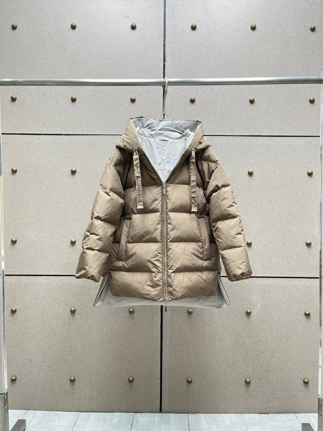 Max Embroidered Reversible Color-Blocked Down Jacket! Reversible design with sil